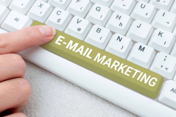 Pisanie wyświetlania tekstu E Mail Marketing. Word for e-commerce Reklama Sprzedaż online Biuletyny promocyjne Łączenie z przyjaciółmi online, znajome w Internecie — Zdjęcie stockowe