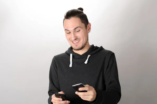 Hombre con 2 dos teléfonos móviles — Foto de Stock