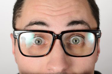 Yakışıklı genç adam kameraya bakıyor.