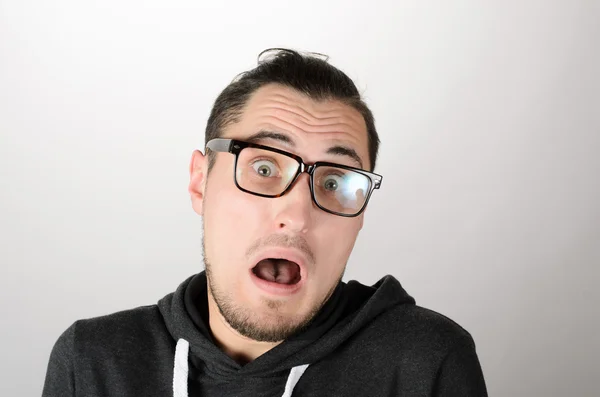 Retrato de un joven sorprendido — Foto de Stock