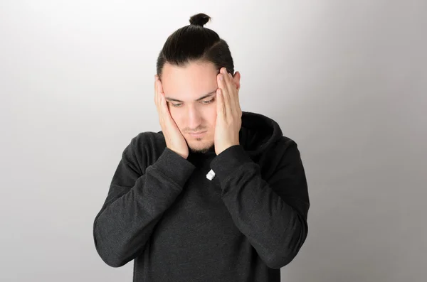 Hombre guapo tocando sus sienes para calmar un dolor de cabeza sobre fondo blanco — Foto de Stock