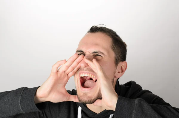 Porträt eines Mannes, der laut nach jemandem ruft — Stockfoto