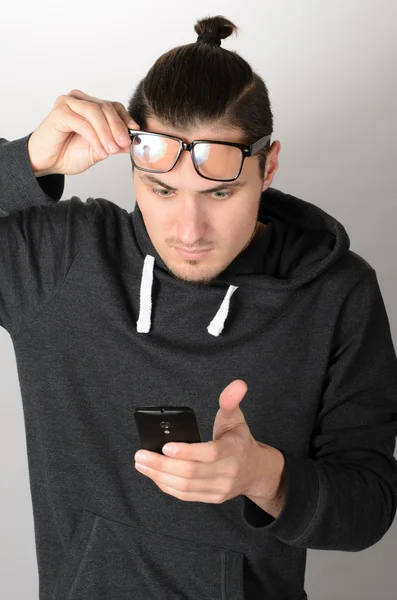 Primer plano retrato hombre de mediana edad con gafas que tienen problemas para ver la pantalla del teléfono celular debido a problemas de visión. Malo mensaje de texto. Emoción humana negativa expresión facial sensación percepción — Foto de Stock