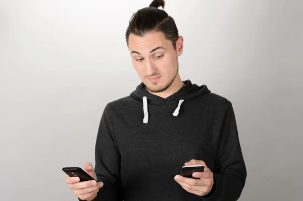 Hombre con 2 dos teléfonos móviles — Foto de Stock