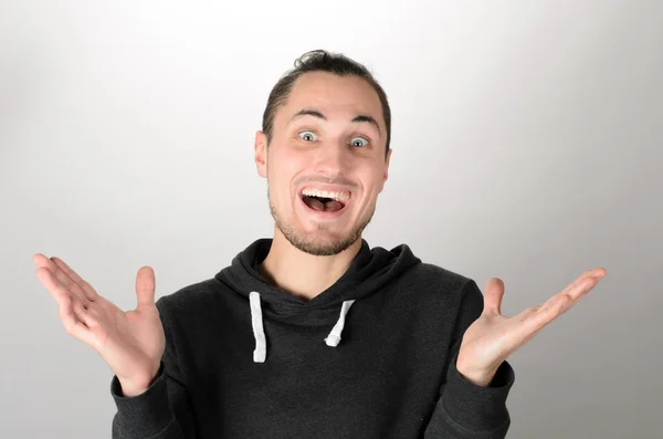 Joven sonrisa feliz atractivo hombre es muy feliz, sosteniendo los brazos y las manos levantadas —  Fotos de Stock