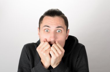 sinir, stres altında genç inek çocuk adam gözlük endişeyle bakıyor tırnaklarını ısırma ile portre portre özlem beyaz zemin üzerine izole bir şey. negatif duygu ifade duygu