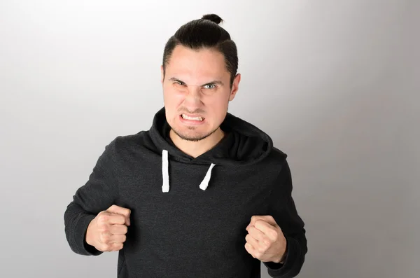 Retrato de hombre joven enojado — Foto de Stock