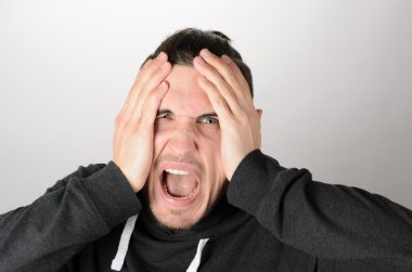 Kızgın genç adamın portresi