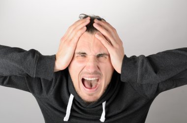 çığlık ağzı açık dostum, kafa elini tut, giymek rahat mavi gömlek, izole beyaz arka plan, kavram yüz duygu