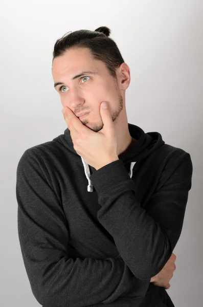 Closeup πορτρέτο του ανθρώπου που σκέφτεται με δάχτυλο κοντά στο στόμα — Φωτογραφία Αρχείου