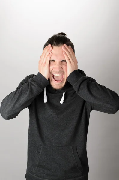 Retrato de hombre joven enojado —  Fotos de Stock