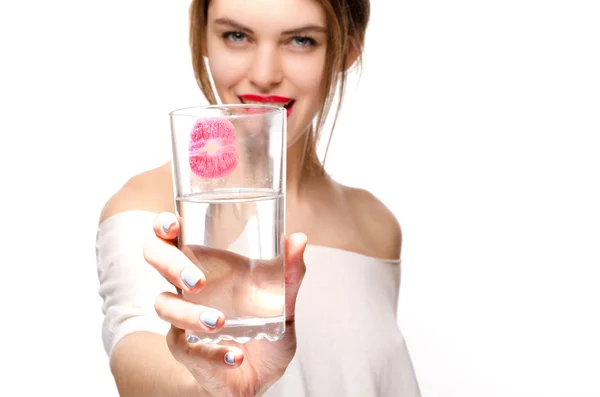 Schönheit Mädchen mit Glas Wasser roten Lippenstift, Fokus auf Glas — Stockfoto