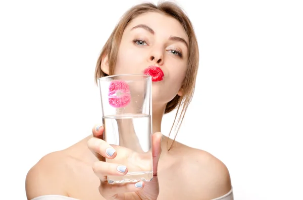 Chica de belleza con vaso de lápiz labial rojo agua, Enfoque en el vidrio — Foto de Stock