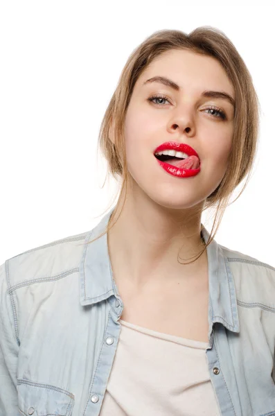 Hermosa mujer joven con estilo con labios rojos — Foto de Stock