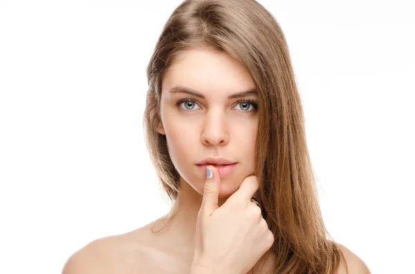 Retrato de una hermosa joven con la cara limpia. Tiro de llave alta . — Foto de Stock