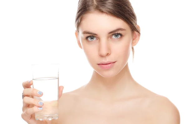 Porträt einer attraktiven Frau isoliert auf weißem Studio aufgenommen mit Glas Wasser — Stockfoto