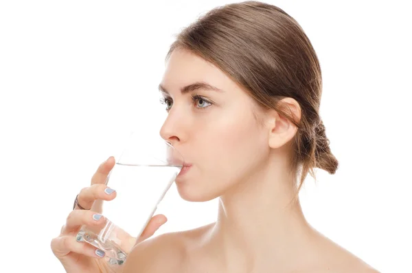 Porträt einer attraktiven Frau isoliert auf weißem Studio aufgenommen Trinkwasser — Stockfoto