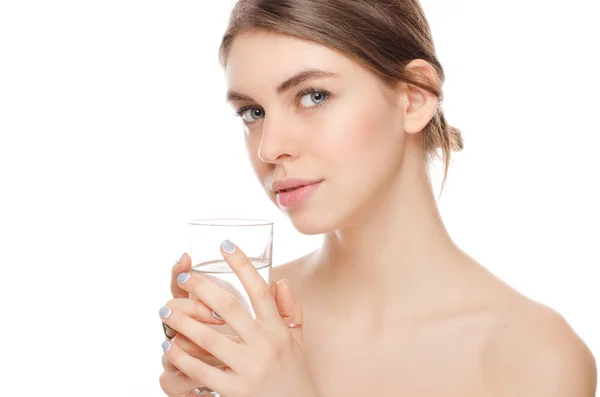 Retrato de mujer atractiva aislado en blanco estudio disparo con vaso de agua — Foto de Stock