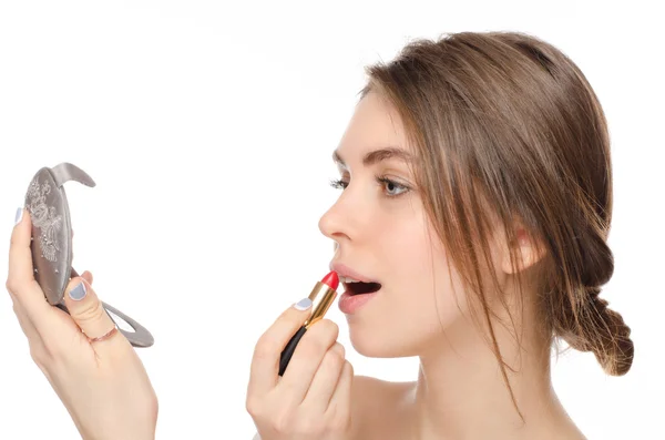 Portrait rapproché de belle jeune femme avec rouge à lèvres et miroir — Photo