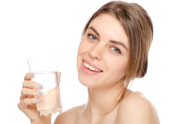 Porträt der attraktiven kaukasischen lächelnden Frau isoliert auf weißem Studioaufnahmen Trinkwasser — Stockfoto