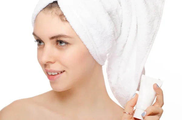Vackra kvinnor med grädde i handen och handduk på huvudet — Stockfoto