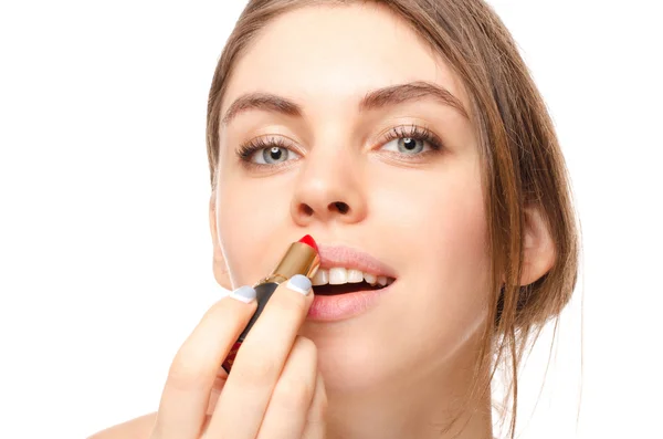 Atractivo retrato de mujer sobre fondo blanco aplicando lápiz labial —  Fotos de Stock
