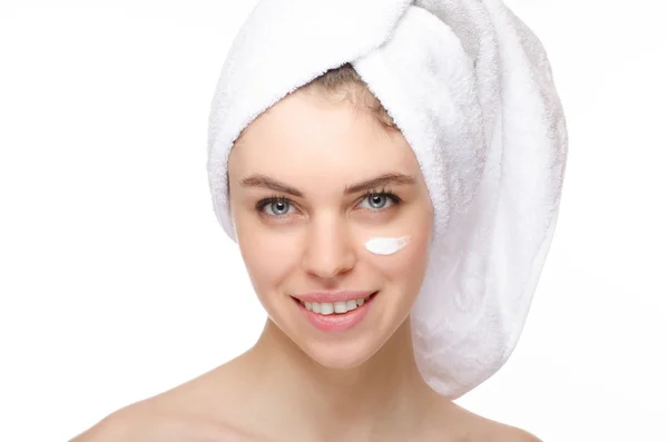 Bella giovane donna con una crema sul viso isolata su sfondo bianco — Foto Stock