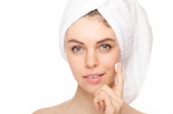 Giovane donna con crema cosmetica su un viso fresco e pulito. concetto di cura della pelle — Foto Stock