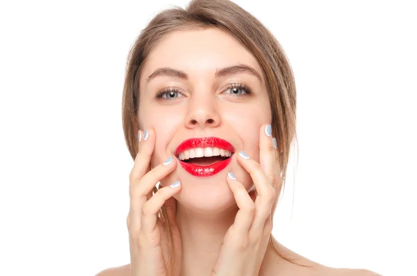 Modello di bellezza ragazza con viso perfetto guardando la fotocamera sorridente isolato su bianco — Foto Stock