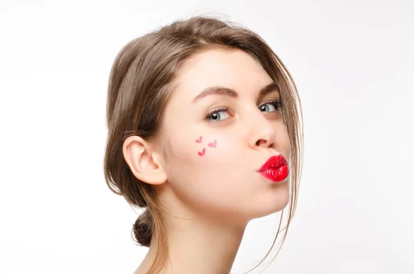 뷰티 패션 여자 초상화입니다. 카메라를 보고 하는 아름 다운 여자 키스 — 스톡 사진