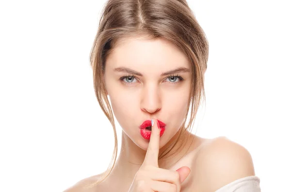 Güzellik modeli kız mükemmel yüz ağız yakınındaki parmak ile gülümseyen kamera bakarak sessizlik için sorar ve oldukça üzerinde beyaz izole