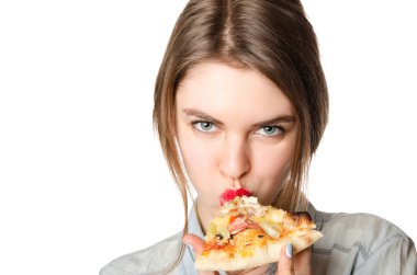 Genç ve güzel seksi kadın büyük dilim pizza duran beyaz arka plan üzerinde yemek