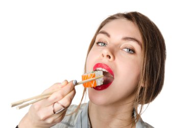 Güzellik kadını beyaz arka plan üzerinde suşi yemek