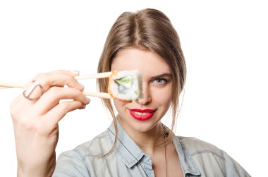 Güzellik kadını beyaz arka plan üzerinde göz önünde suşi ile