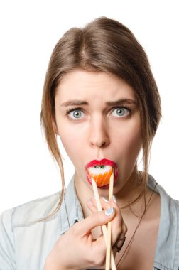 Güzellik kadını beyaz arka plan üzerinde suşi yemek