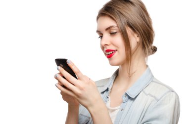 güzel genç kadın sohbet sms veya serfing tarafından cep telefonu, beyaz bir arka plan üzerinde Internet