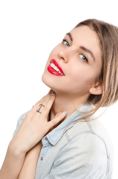 Retrato de mujer de estilo casual joven aislado sobre fondo blanco. — Foto de Stock