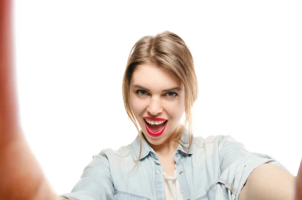 Primer plano de hermosa mujer juguetona haciendo foto selfie sobre fondo blanco aislado y mirando a la cámara — Foto de Stock