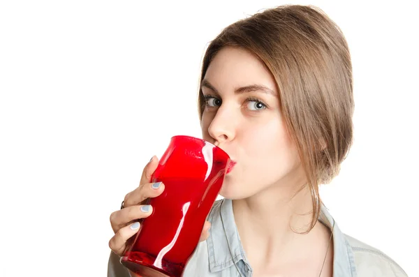 Joven hermosa mujer disfrutando de un saludable jugo de frutas crudas. Captura de estudio . — Foto de Stock