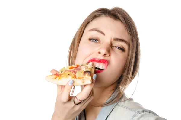 Красивая молодая сексуальная женщина ест большой кусок пиццы стоя на белом фоне — стоковое фото