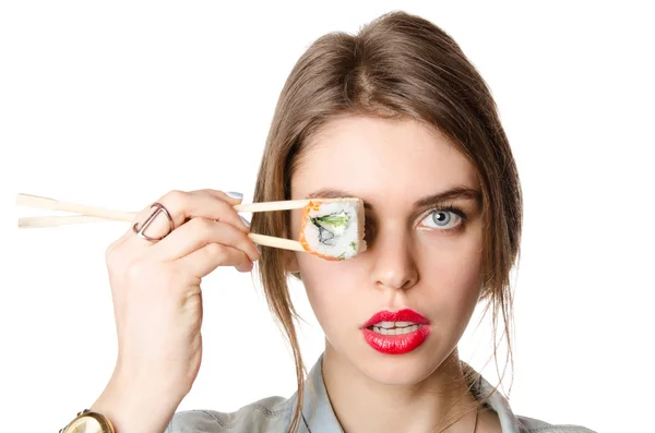 Mujer bella con sushi delante de su ojo sobre fondo blanco — Foto de Stock