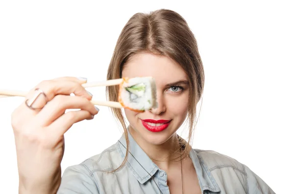 Mujer bella con sushi delante de su ojo sobre fondo blanco —  Fotos de Stock