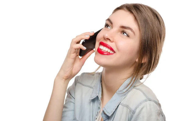 Krásná mladá žena mluví, mluví do mobilu, na bílém pozadí — Stock fotografie