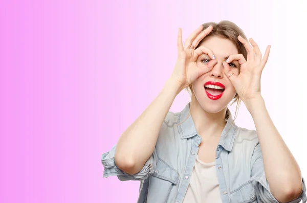 Joven mujer feliz haciendo máscara de dedo feliz — Foto de Stock