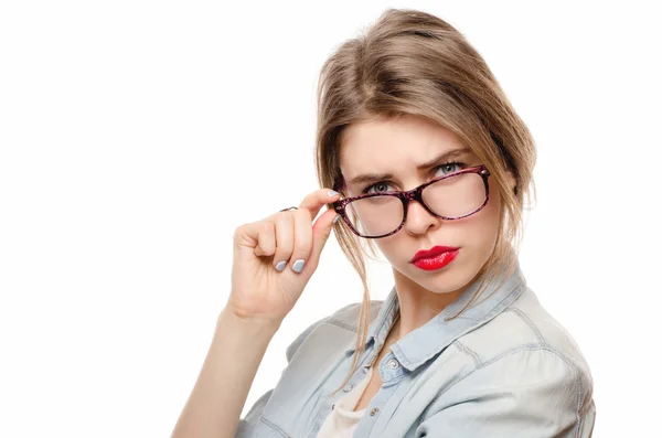 Mujer en gafas sobre fondo blanco mirando sospechosamente — Foto de Stock