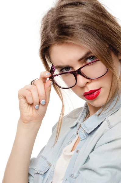 Mujer en gafas sobre fondo blanco mirando sospechosamente — Foto de Stock