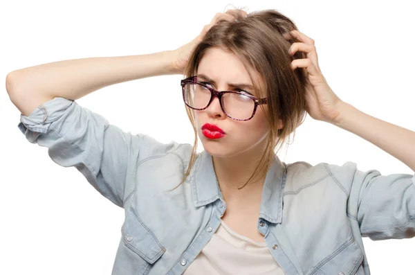 Retrato de cerca de una mujer joven rascándose la cabeza. Pensando mujer cogitativa — Foto de Stock