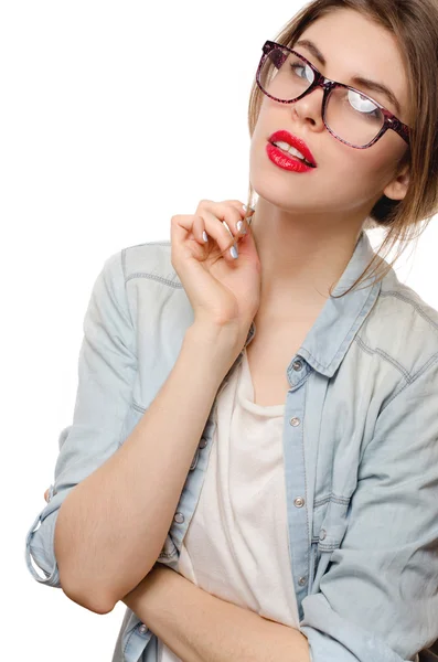 Hermosa joven con la piel perfecta en gafas sobre un fondo blanco — Foto de Stock