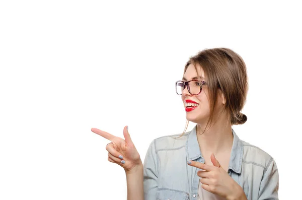 Retrato de mujer feliz apuntando a la izquierda aislado sobre un espacio de copia de fondo blanco — Foto de Stock