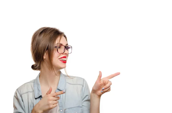 Retrato de mujer feliz apuntando a la derecha aislado sobre un fondo blanco con copyspace — Foto de Stock